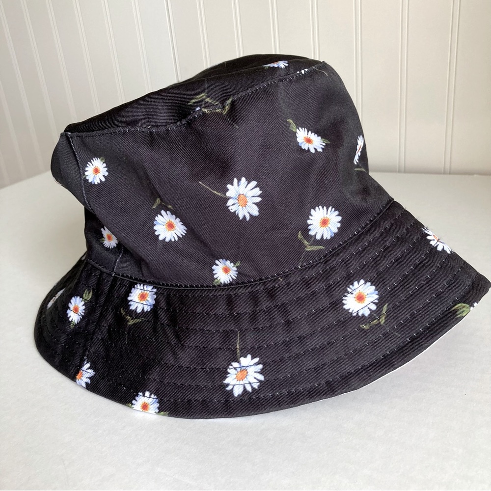 NWOT Alice + Olivia by Stacey Bendet Reversible Floral Hat.